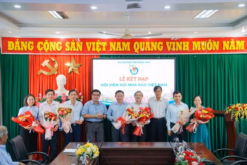 trao quyet dinh thanh lap chi hoi nha bao tap chi khoa hoc dai hoc dong thap hinh 1