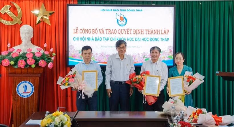trao quyet dinh thanh lap chi hoi nha bao tap chi khoa hoc dai hoc dong thap hinh 2
