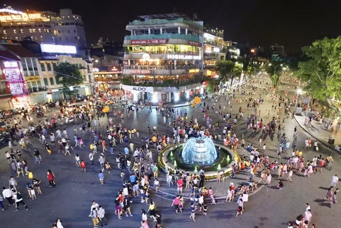 pho di bo ho hoan kiem mo cua xuyen tet duong lich 2024 hinh 1