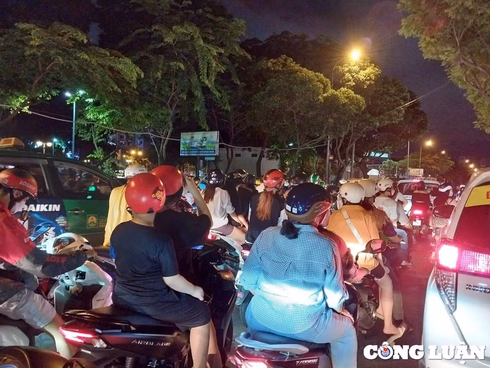 tp hcm duong sa ket xe sau chuong trinh bieu dien van nghe dip 2 9 hinh 11