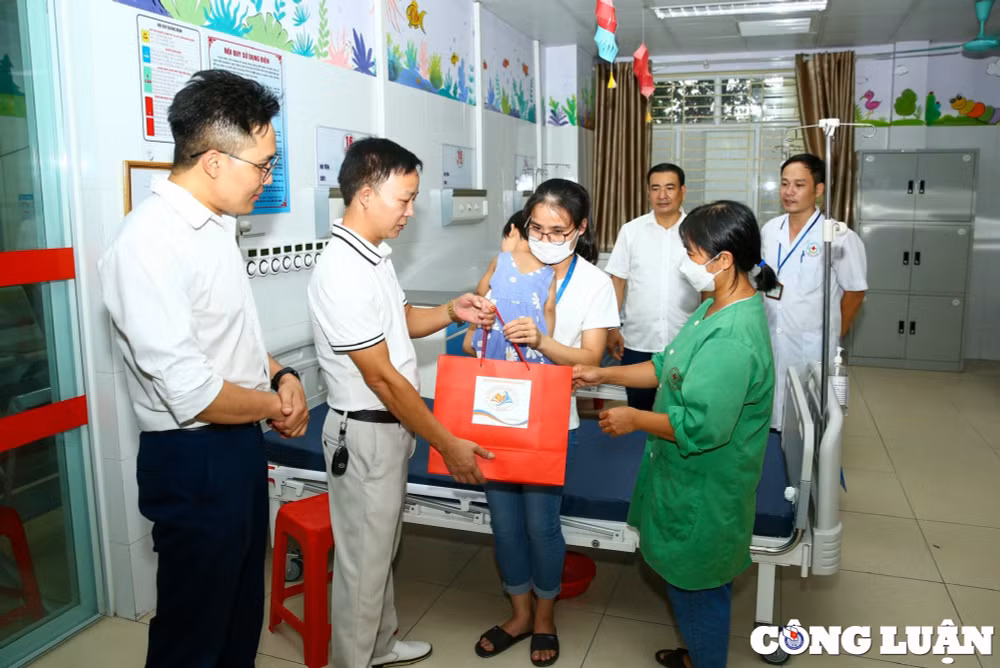 cau lac bo bao chi bac ninh tai ha noi trao qua trung thu cho cac benh nhi tai bac ninh hinh 4