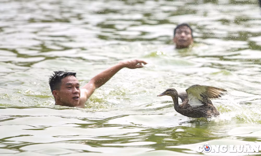 ha noi doc dao tro choi nem buoi bat vit tai ao chua trieu khuc hinh 10