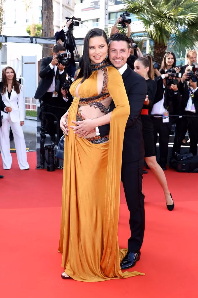 thien than noi y adriana lima sinh con o tuoi 41 hinh 1