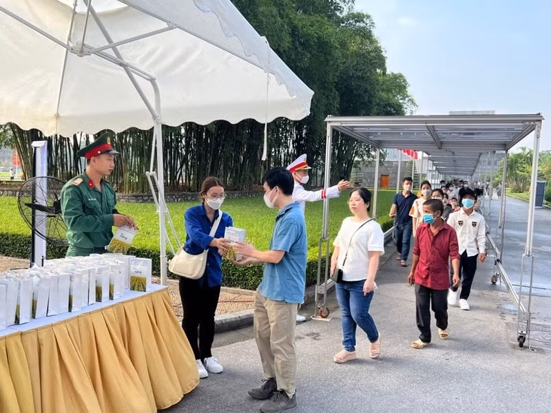 ha noi tang qua du khach tham lang bac dip 2 9 hinh 1