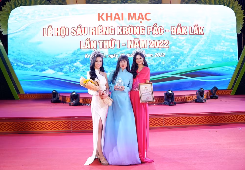 ba nang hau nhu quynh thanh ha phuong nga tro thanh dai dien hinh anh cua le hoi sau rieng hinh 1