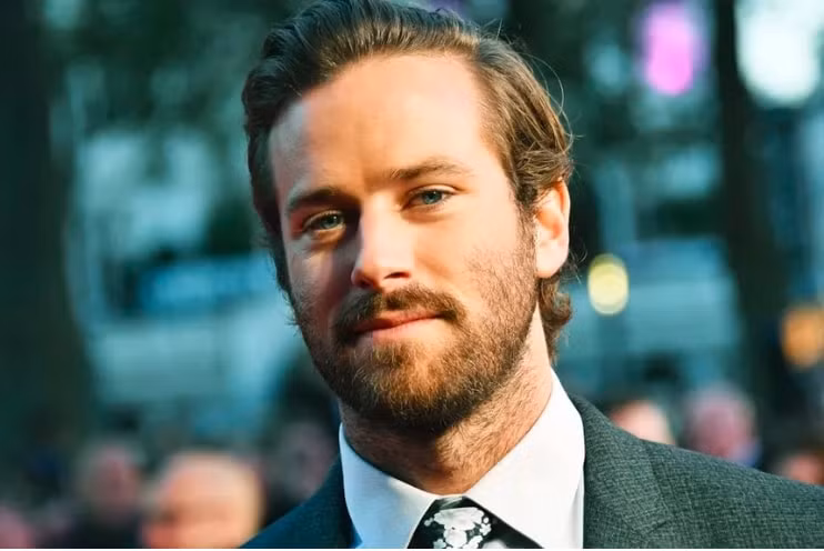 nam tai tu armie hammer van bi dieu tra toi danh tan cong tinh duc hinh 1