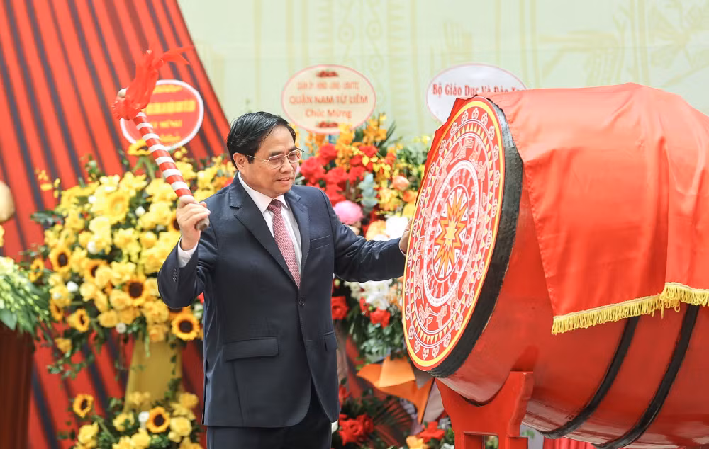 thu tuong pham minh chinh danh trong khai giang nam hoc moi tai truong tieu hoc doan thi diem hinh 4