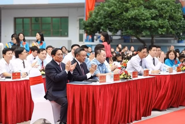 thu tuong pham minh chinh danh trong khai giang nam hoc moi tai truong tieu hoc doan thi diem hinh 2