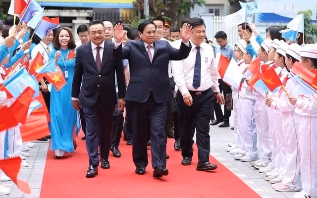 thu tuong pham minh chinh danh trong khai giang nam hoc moi tai truong tieu hoc doan thi diem hinh 1
