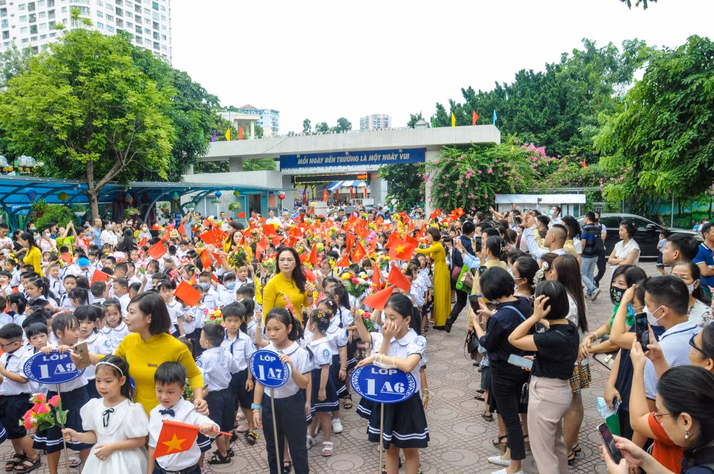 ha noi hoc sinh lop 1 phan khoi du le khai giang nam hoc moi hinh 2
