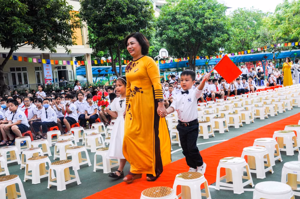 ha noi hoc sinh lop 1 phan khoi du le khai giang nam hoc moi hinh 8