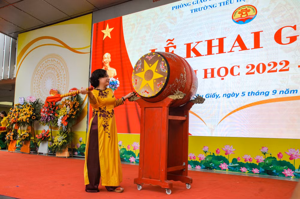 ha noi hoc sinh lop 1 phan khoi du le khai giang nam hoc moi hinh 12