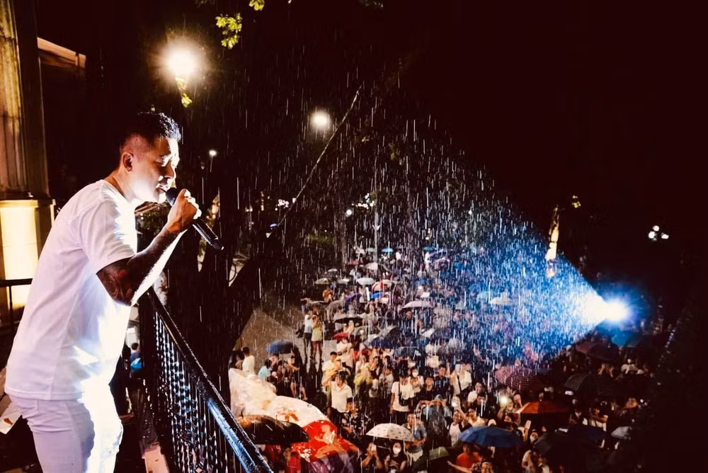 ca si tuan hung bi xem xet xu phat vi liveshow tren ban cong khong phep hinh 3