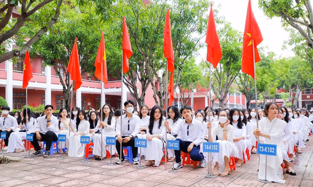 hang ngan giao vien hoc sinh cac tinh mien trung nao nuc ngay khai truong hinh 1