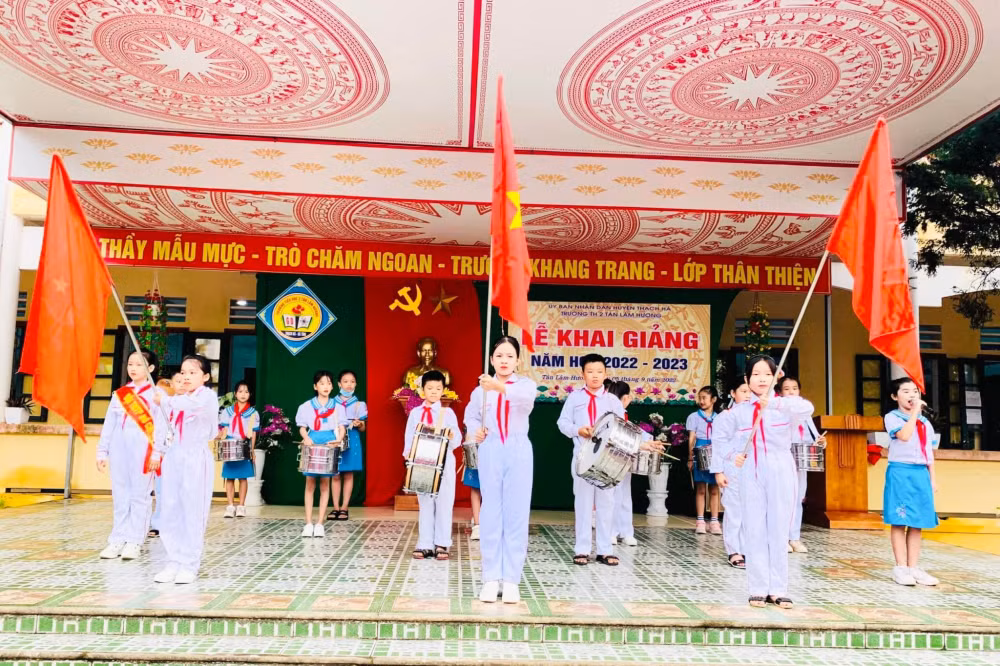 hang ngan giao vien hoc sinh cac tinh mien trung nao nuc ngay khai truong hinh 2