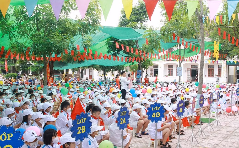hang ngan giao vien hoc sinh cac tinh mien trung nao nuc ngay khai truong hinh 4