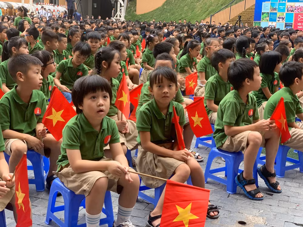 hieu truong viet hich hom hinh keu goi hoc tap trong le khai giang nam hoc moi hinh 2