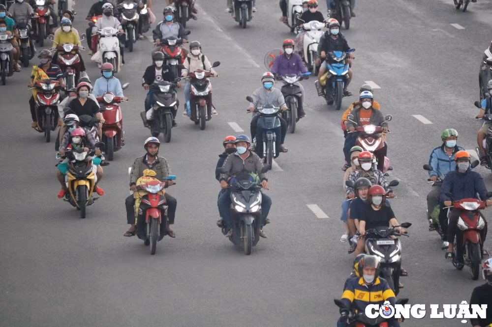 sau nghi le 2 9 nguoi dan un un tro ve tp hcm trong con mua hinh 15