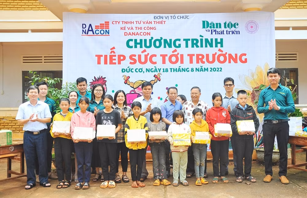 ho tro sach giao khoa cho hoc sinh dtts co hoan canh kho khan o gia lai hinh 1