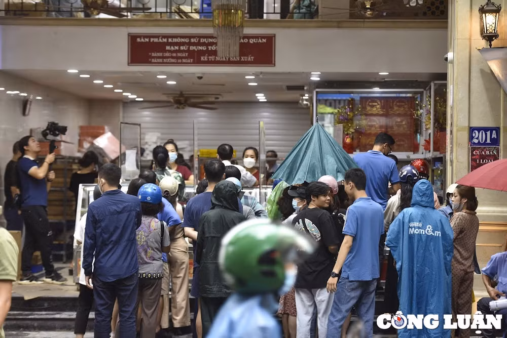 ha noi nguoi dan xep hang dai doi mua nang cho doi mua banh trung thu hinh 2