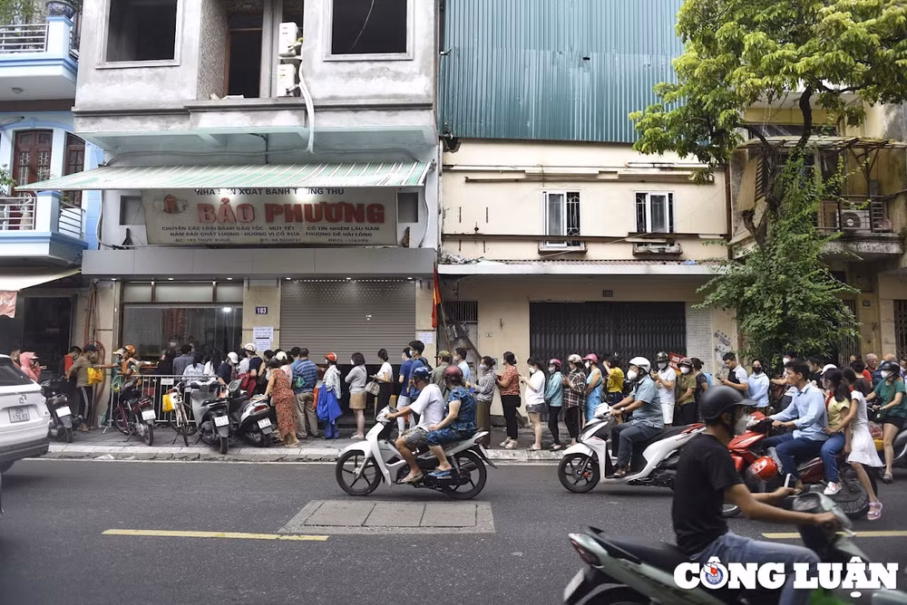 ha noi nguoi dan xep hang dai doi mua nang cho doi mua banh trung thu hinh 7