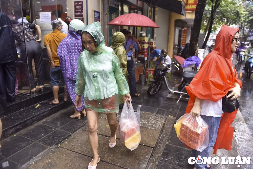 ha noi nguoi dan xep hang dai doi mua nang cho doi mua banh trung thu hinh 5
