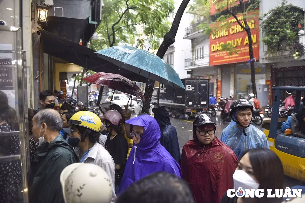 ha noi nguoi dan xep hang dai doi mua nang cho doi mua banh trung thu hinh 1