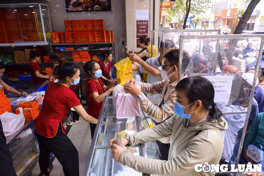 ha noi nguoi dan xep hang dai doi mua nang cho doi mua banh trung thu hinh 13