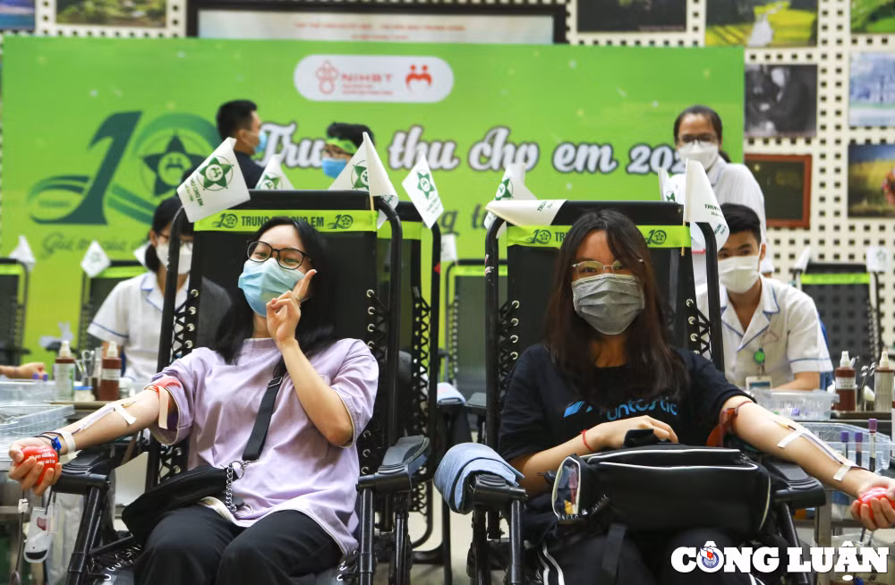 ha noi nguoi dan xep hang dai tham gia hien mau trung thu cho em hinh 9