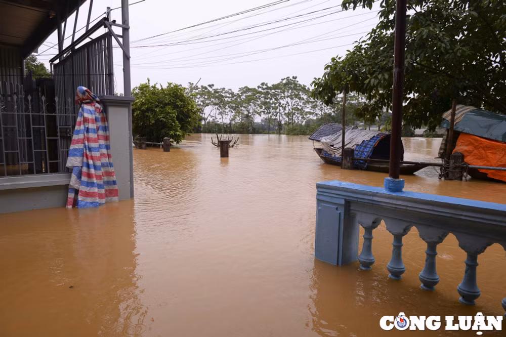 ha noi mua lon nuoc lu do ve khien nhieu khu vuc huyen chuong my ngap sau hinh 1