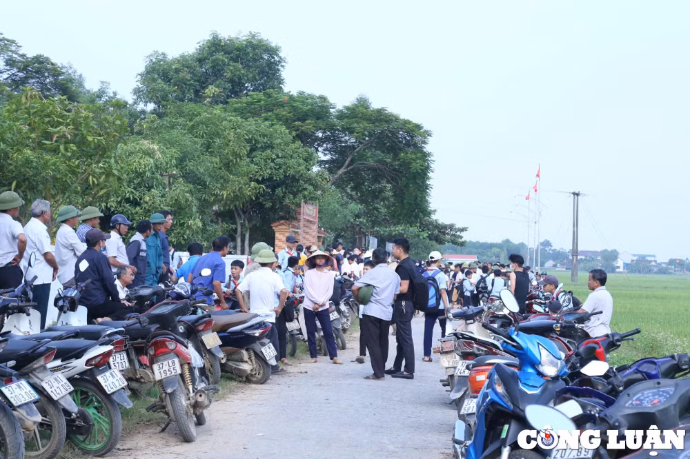 nghe an hang tram hoc sinh khong the den lop vi phu huynh phan doi viec sap nhap truong hinh 1