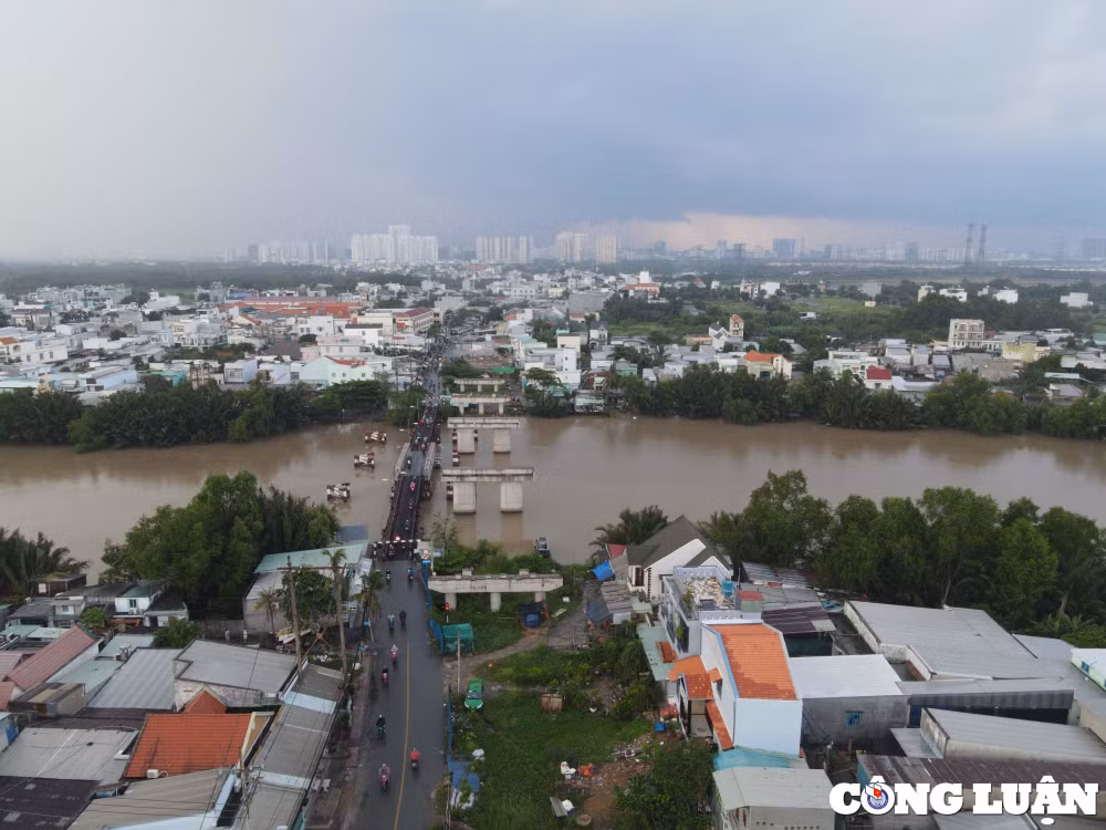 nguoi dan tp hcm tho phao vi cau long kieng sap het treo hinh 1