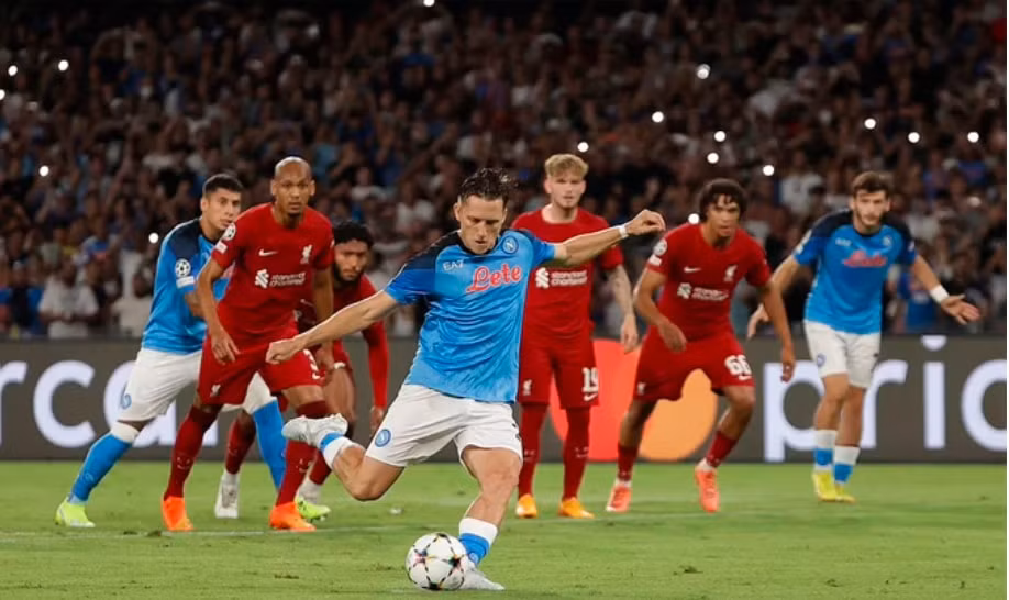 liverpool thua soc napoli o tran dau tien bang a champions league hinh 1