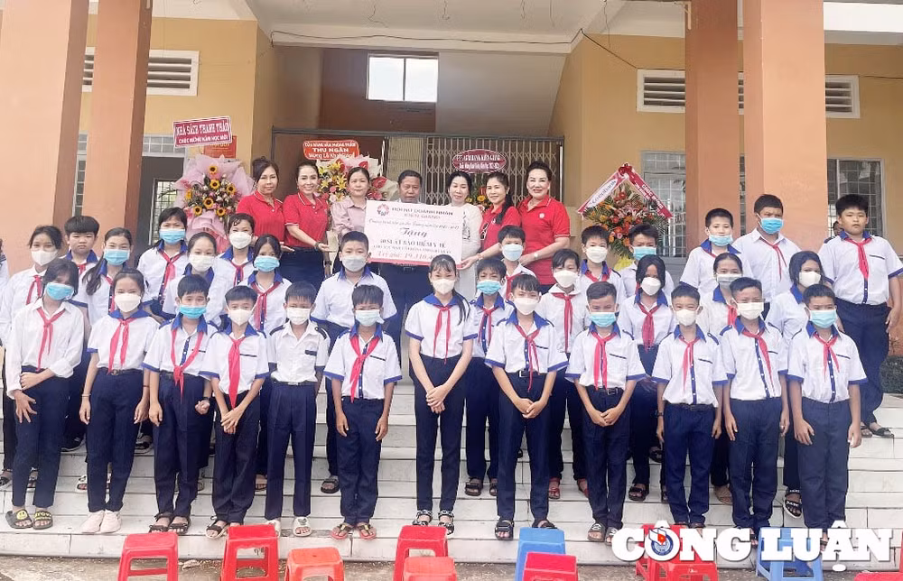 hoc sinh ngheo o kien giang duoc trao tang nhieu the bao hiem y te xe dap hinh 1