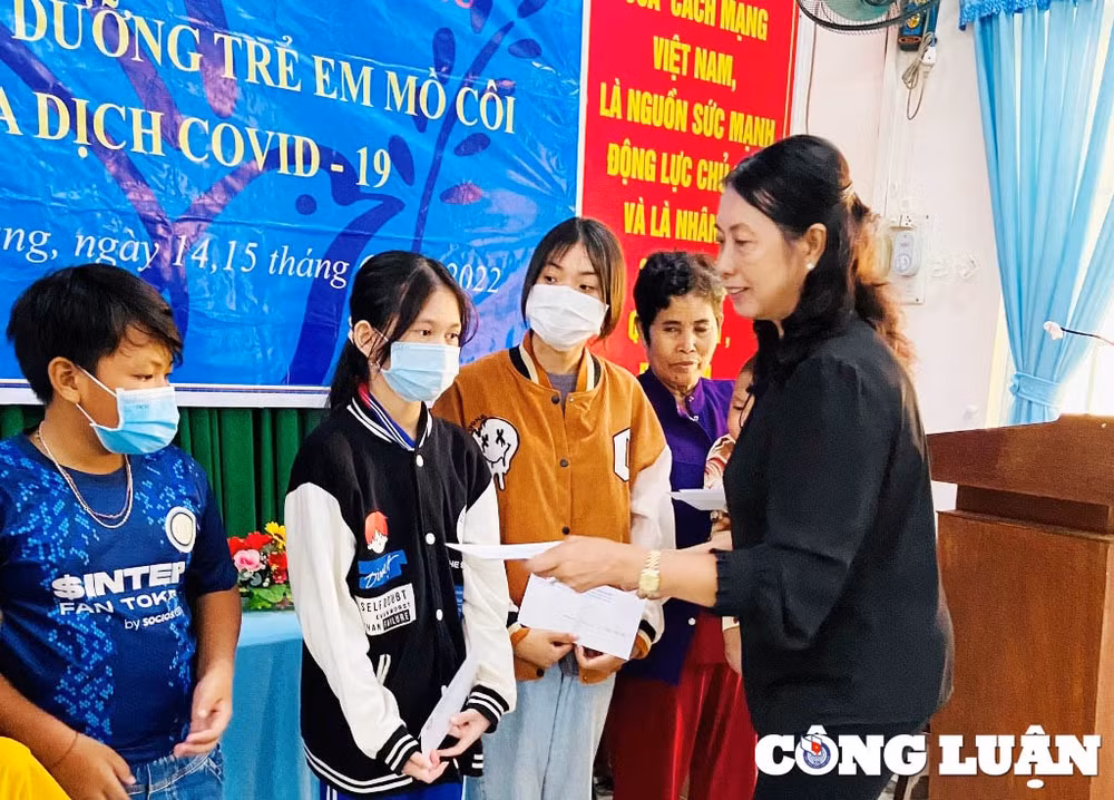 hoc sinh ngheo o kien giang duoc trao tang nhieu the bao hiem y te xe dap hinh 2