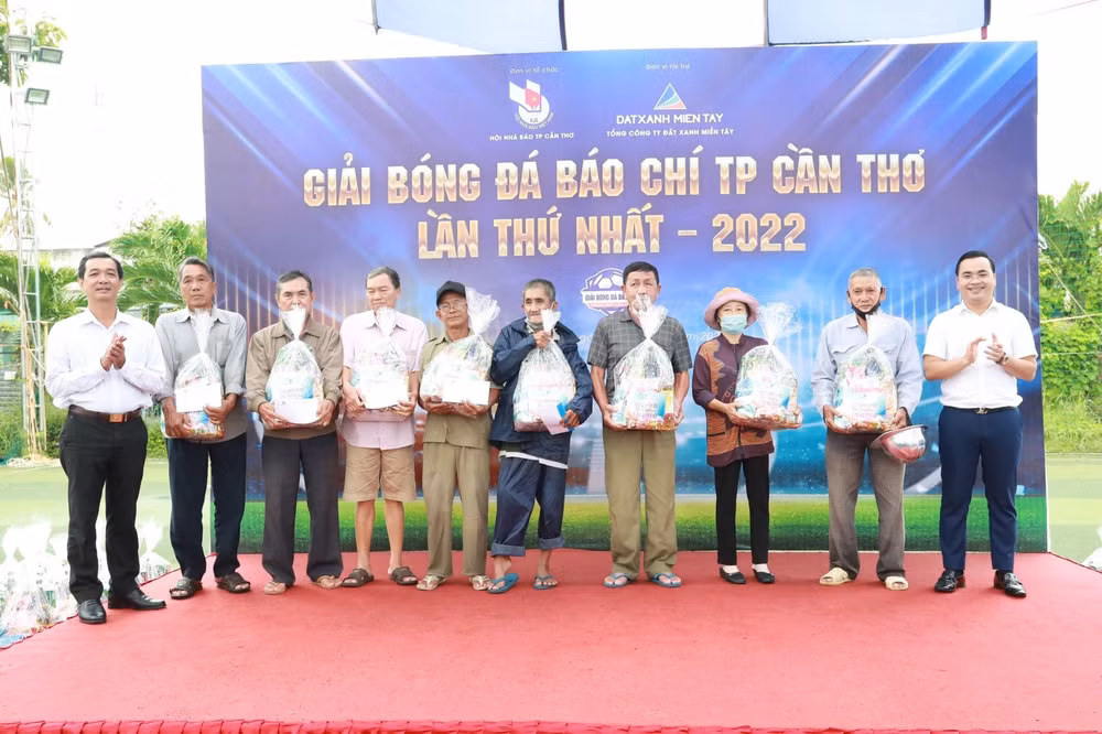 giai bong da bao chi thanh pho can tho gay quy giup cac ho ngheo hinh 2