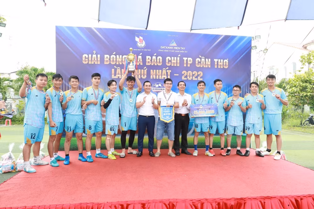 giai bong da bao chi thanh pho can tho gay quy giup cac ho ngheo hinh 1