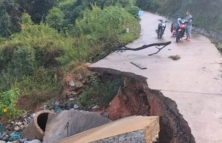 nhieu tuyen duong tai kon tum bi sat lo hu hong do mua lon hinh 1