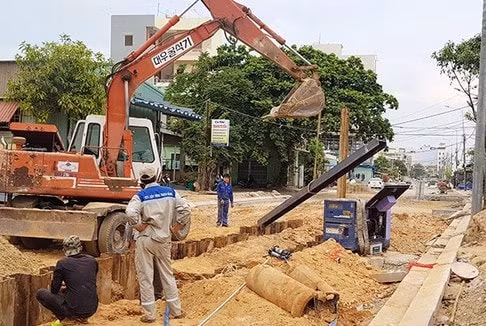 Dự án Phát triển bền vững TP Đà Nẵng, gói thầu xây dựng tuyến cống thu gom nước thải, tuyến ống truyền tải mạng cấp 1, 2 và trạm bơm nước thải khu vực Mỹ Khê – Mỹ An đang được triển khai thi công (Ảnh: HC)