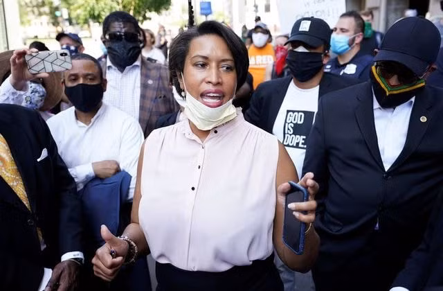 Thị trưởng thành phố Washington Muriel Bowser trong buổi lễ đặt tên quảng trường Black Lives Matter. Ảnh: Reuters