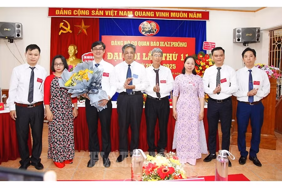Các thành viên Ban Chấp hành Đảng bộ Báo Hải Phòng nhiệm kỳ 2020-2025 nhận hoa chúc mừng từ các đồng chí lãnh đạo. Ảnh: baohaiphong.