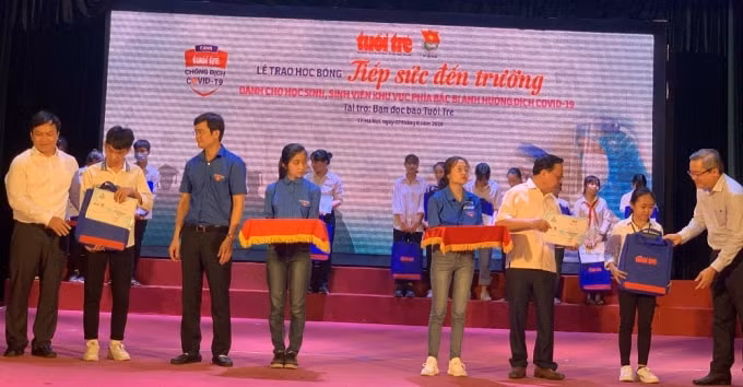 Mỗi món quà là nguồn động viên lớn với học sinh, sinh viên còn rất khó khăn (ảnh Trinh Phúc).