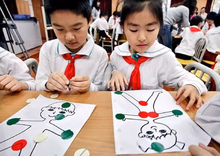 Nhiều chuyên gia khuyến cáo nên dạy cho trẻ từ sớm các vấn đề về giới tính. Ảnh minh họa