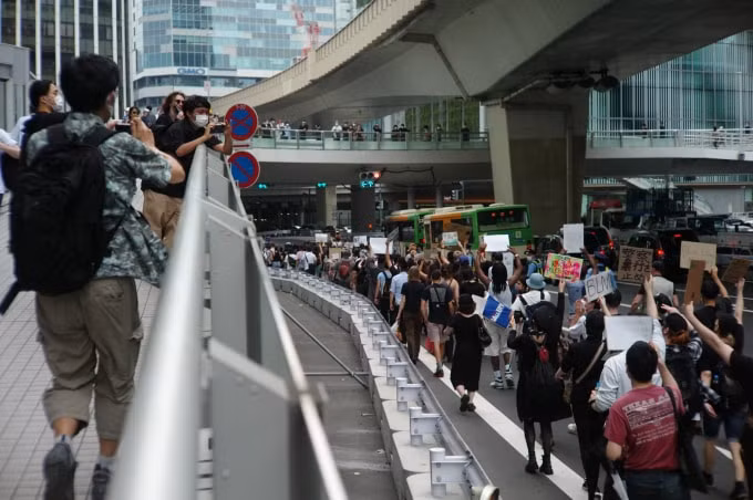 Đoàn người tuần hành đi qua các đường phố của khu mua sắm nổi tiếng. Ảnh: japantimes