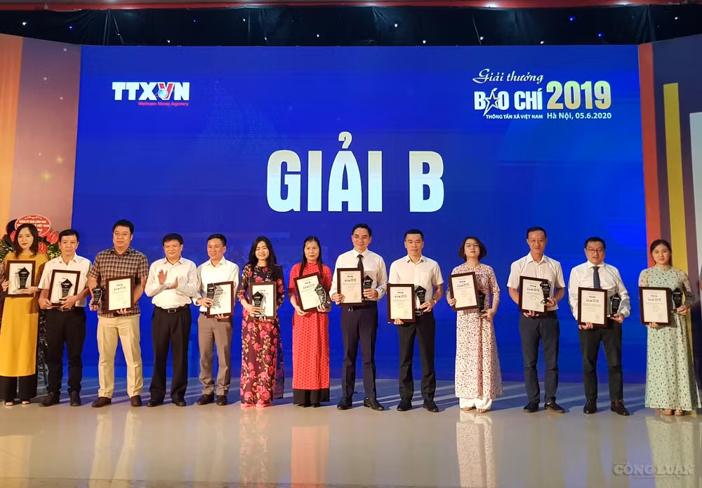 Ban tổ chức trao giải B cho các tác giả đoạt giải.