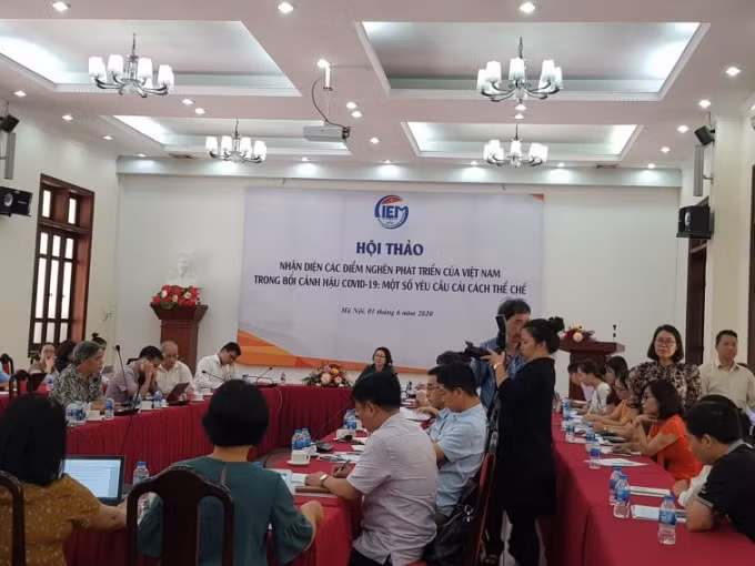 Hội thảo “Nhận diện các điểm nghẽn phát triển của Việt Nam trong bối cảnh hậu Covid-19: Một số yêu cầu cải cách thể chế”. Ảnh Ngọc An