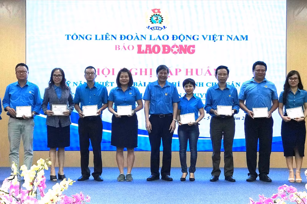 Các học viên được trao chứng nhận từ lãnh đạo hội nghị( ảnh: baolaodong).