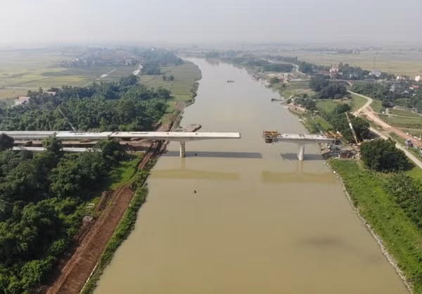 Cầu Xuân Cẩm nối Hiệp Hòa (Bắc Giang) và Sóc Sơn ( Hà Nội) nằm trong Dự án đường vành đai 4 trên địa phận tỉnh Bắc Giang