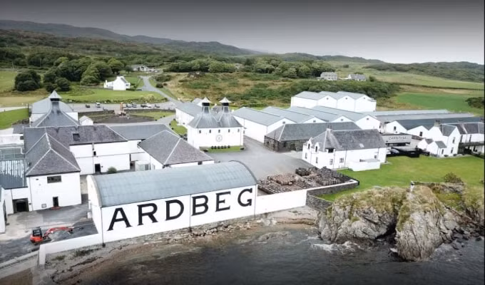 Nhà máy chưng cất rượu nổi tiếng Ardbeg. Ảnh: Google