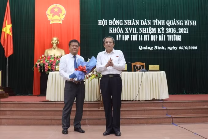 Ông Hoàng Đăng Quang, Ủy viên Trung ương Đảng, Bí thư Tỉnh ủy, Chủ tịch HĐND tỉnh tặng hoa chúc mừng tân Phó Chủ tịch UBND tỉnh Trần Phong